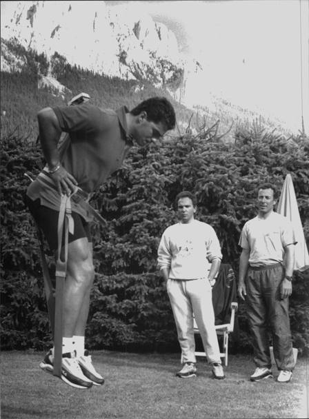 Gli allenamenti ai quali si sottopone Alberto non sono certo leggeri. Eccolo in Val di Fassa, nel luglio del 1993, sotto gli occhi vigili di Thoeni e del preparatore Giorgio D’Urbano (Omega)